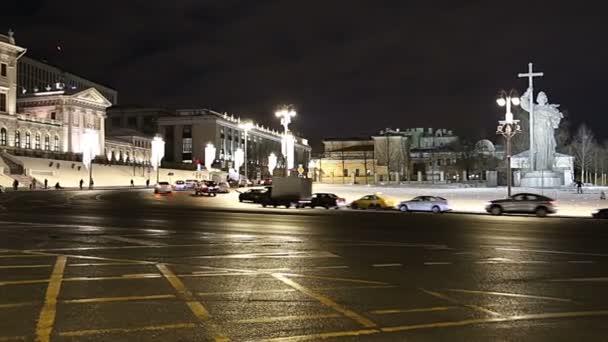 モスクワ ロシア連邦 2018 イルミネーション 休日と神聖な王子ウラジミール モスクワ クレムリン ロシアの近くのボロビツカヤ広場に大きな記念碑 — ストック動画