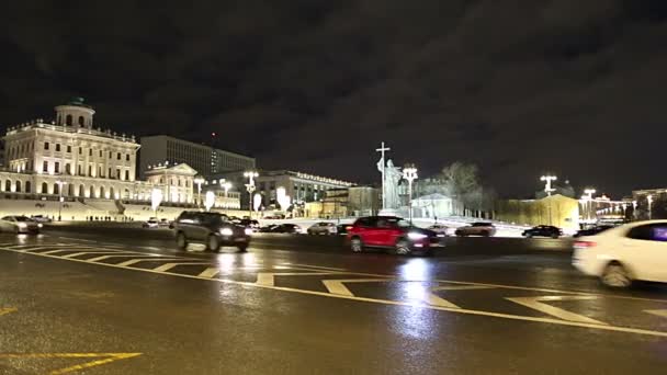 モスクワ ロシア連邦 2018 イルミネーション 休日と神聖な王子ウラジミール モスクワ クレムリン ロシアの近くのボロビツカヤ広場に大きな記念碑 — ストック動画