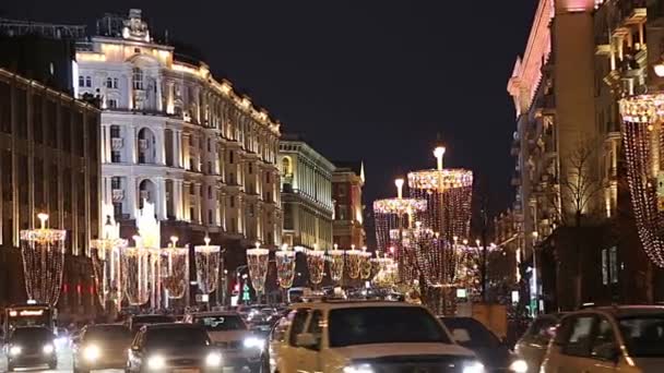 莫斯科 2018年1月04日 圣诞节和新年假日在莫斯科市中心 尔街道在克里姆林宫附近 的汽车照明和交通在晚上 — 图库视频影像