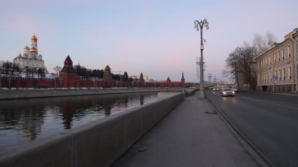 Terraplén Del Río Moskow Moskva Cerca Del Kremlin Por Noche — Vídeo de stock