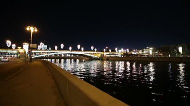 Moskova (Moskva) Nehri setin Kremlin yakınındaki (gece) - Moskova, Rusya'nın en popüler görünümü  