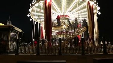 Moskova, Rusya - 02 Ocak 2018: (Gece), Carousel ve Christmas (yeni yıl tatilleri) dekorasyon Moskova'da Rusya