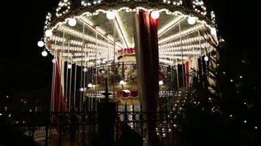 Moskova, Rusya - 02 Ocak 2018: (Gece), Carousel ve Christmas (yeni yıl tatilleri) dekorasyon Moskova'da Rusya