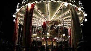 Moskova, Rusya - 02 Ocak 2018: (Gece), Carousel ve Christmas (yeni yıl tatilleri) dekorasyon Moskova'da Rusya