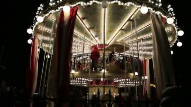 Moskova, Rusya - 02 Ocak 2018: (Gece), Carousel ve Christmas (yeni yıl tatilleri) dekorasyon Moskova'da Rusya