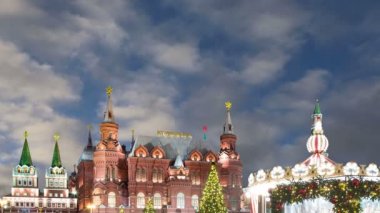 Christmas (yeni yıl tatilleri) aydınlatma ve devlet Tarih Müzesi (Rusça yazıt) gece, yakın: Moskova, Rusya Kremlin  