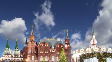 Christmas (yeni yıl tatilleri) aydınlatma ve devlet Tarih Müzesi (Rusça yazıt) gece, yakın: Moskova, Rusya Kremlin  