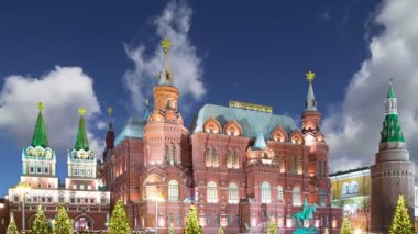 Christmas (yeni yıl tatilleri) aydınlatma ve devlet Tarih Müzesi (Rusça yazıt) gece, yakın: Moskova, Rusya Kremlin  