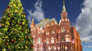 Christmas (yeni yıl tatilleri) aydınlatma ve devlet Tarih Müzesi (Rusça yazıt) gece, yakın: Moskova, Rusya Kremlin  