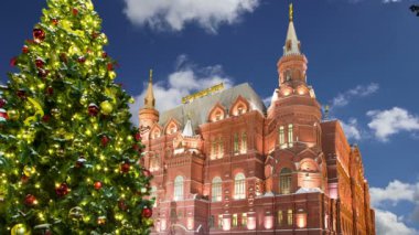 Christmas (yeni yıl tatilleri) aydınlatma ve devlet Tarih Müzesi (Rusça yazıt) gece, yakın: Moskova, Rusya Kremlin  