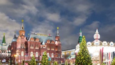 Noel ve yeni yıl tatilleri aydınlatma ve trombonu Meydanı gece. Moscow, Rusya Federasyonu