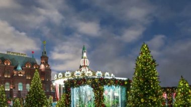 Noel ve yeni yıl tatilleri aydınlatma ve trombonu Meydanı gece. Moscow, Rusya Federasyonu