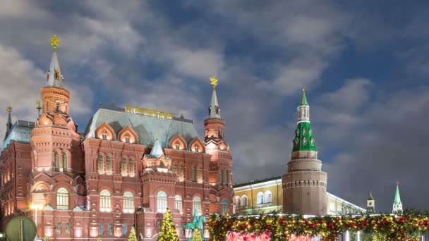 圣诞节 新年假期 照明和状态历史博物馆 题字俄语 在晚上 在克里姆林宫附近莫斯科 — 图库视频影像
