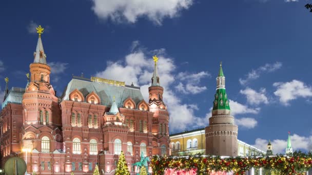 イルミネーション と夜では 国立歴史博物館 ロシア語で碑文 付近のロシア モスクワのクレムリン — ストック動画
