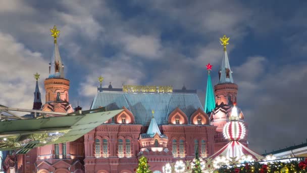 圣诞节 新年假期 照明和状态历史博物馆 题字俄语 在晚上 在克里姆林宫附近莫斯科 — 图库视频影像