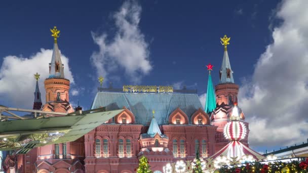 Weihnachtsbeleuchtung Und Staatliches Historisches Museum Inschrift Auf Russisch Der Nacht — Stockvideo