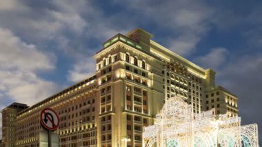 Noel ve yeni yıl tatilleri aydınlatma ve Four Seasons Hotel geceleri. Moskova. Rusya 