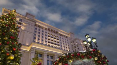 Noel ve yeni yıl tatilleri aydınlatma ve Four Seasons Hotel geceleri. Moskova. Rusya 