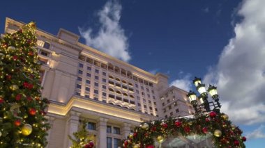 Noel ve yeni yıl tatilleri aydınlatma ve Four Seasons Hotel geceleri. Moskova. Rusya 
