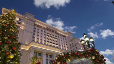 Noel ve yeni yıl tatilleri aydınlatma ve Four Seasons Hotel geceleri. Moskova. Rusya 