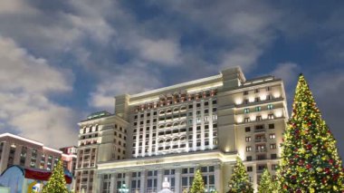 Noel ve yeni yıl tatilleri aydınlatma ve Four Seasons Hotel geceleri. Moskova. Rusya 