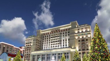 Noel ve yeni yıl tatilleri aydınlatma ve Four Seasons Hotel geceleri. Moskova. Rusya 