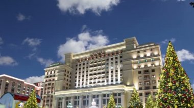 Noel ve yeni yıl tatilleri aydınlatma ve Four Seasons Hotel geceleri. Moskova. Rusya 