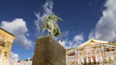Noel ve yeni yıl tatilleri aydınlatma Tverskaya (gece) kare üzerinde Moskova şehir merkezinde. Yury Dolgoruky anıt, Rusya Federasyonu  