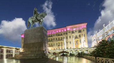 Noel ve yeni yıl tatilleri aydınlatma Tverskaya (gece) kare üzerinde Moskova şehir merkezinde. Yury Dolgoruky anıt, Rusya Federasyonu  