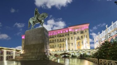 Noel ve yeni yıl tatilleri aydınlatma Tverskaya (gece) kare üzerinde Moskova şehir merkezinde. Yury Dolgoruky anıt, Rusya Federasyonu  