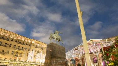 Noel ve yeni yıl tatilleri aydınlatma Tverskaya (gece) kare üzerinde Moskova şehir merkezinde. Yury Dolgoruky anıt, Rusya Federasyonu  