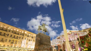 Noel ve yeni yıl tatilleri aydınlatma Tverskaya (gece) kare üzerinde Moskova şehir merkezinde. Yury Dolgoruky anıt, Rusya Federasyonu  