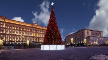  Christmas (yeni yıl tatilleri) dekorasyon Lubyanskaya (Lubyanka) kare akşamları, Moskova, Rusya Federasyonu 