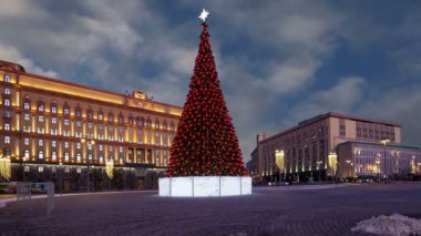  Christmas (yeni yıl tatilleri) dekorasyon Lubyanskaya (Lubyanka) kare akşamları, Moskova, Rusya Federasyonu 