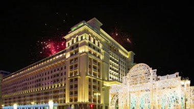 Four Seasons Hotel üzerinde havai fişek. Moskova. Rusya