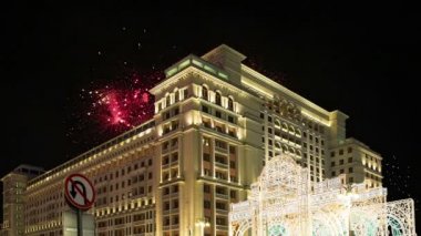 Four Seasons Hotel üzerinde havai fişek. Moskova. Rusya