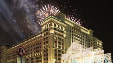 Four Seasons Hotel üzerinde havai fişek. Moskova. Rusya