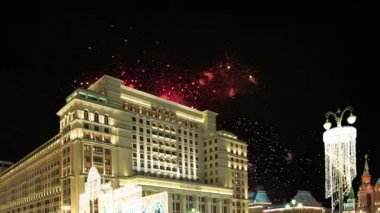 Four Seasons Hotel üzerinde havai fişek. Moskova. Rusya