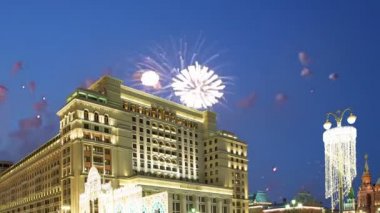 Four Seasons Hotel üzerinde havai fişek. Moskova. Rusya