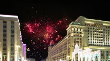 Four Seasons Hotel üzerinde havai fişek. Moskova. Rusya