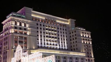 Four Seasons Hotel üzerinde havai fişek. Moskova. Rusya