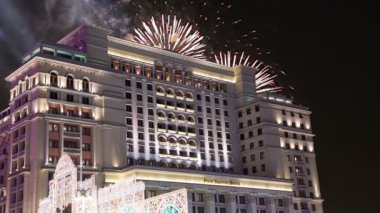 Four Seasons Hotel üzerinde havai fişek. Moskova. Rusya