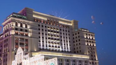 Four Seasons Hotel üzerinde havai fişek. Moskova. Rusya