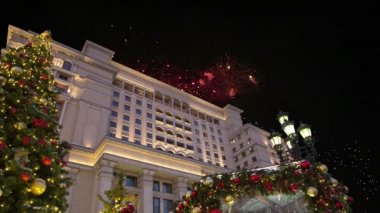 Four Seasons Hotel üzerinde havai fişek. Moskova. Rusya