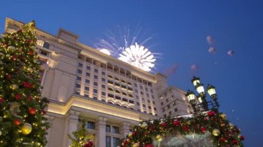 Four Seasons Hotel üzerinde havai fişek. Moskova. Rusya