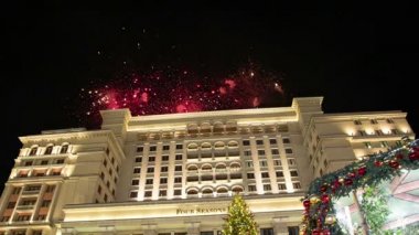 Four Seasons Hotel üzerinde havai fişek. Moskova. Rusya
