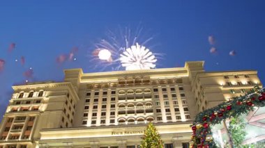Four Seasons Hotel üzerinde havai fişek. Moskova. Rusya