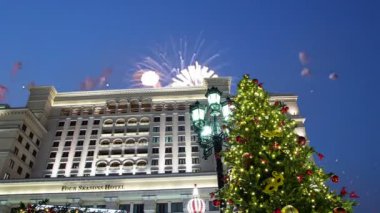 Four Seasons Hotel üzerinde havai fişek. Moskova. Rusya