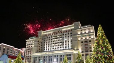 Four Seasons Hotel üzerinde havai fişek. Moskova. Rusya