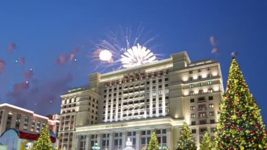 Four Seasons Hotel üzerinde havai fişek. Moskova. Rusya